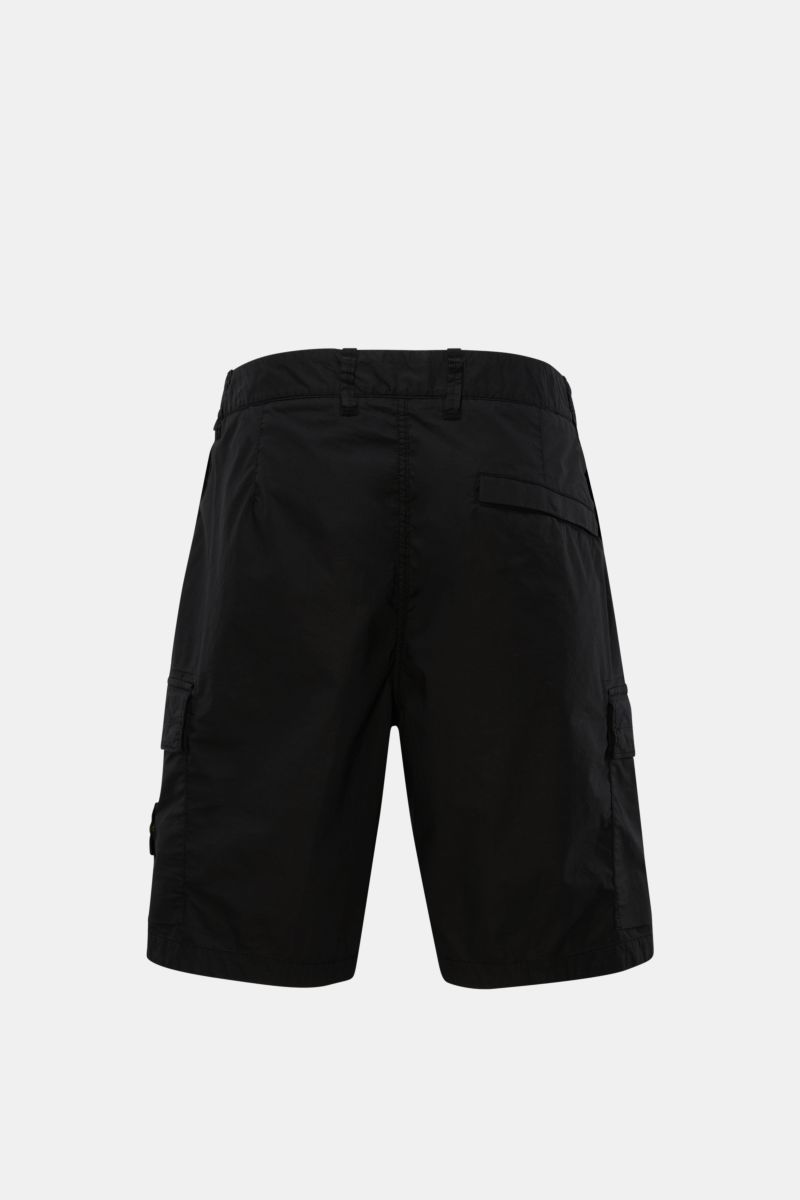 Stone Island Cargo-Bermudas dark navy in Rückansicht, leichte Baumwolle, Regular Fit, hohe Bundhöhe, Cargotaschen mit Druckknöpfen, Hüfttaschen mit Zipper.