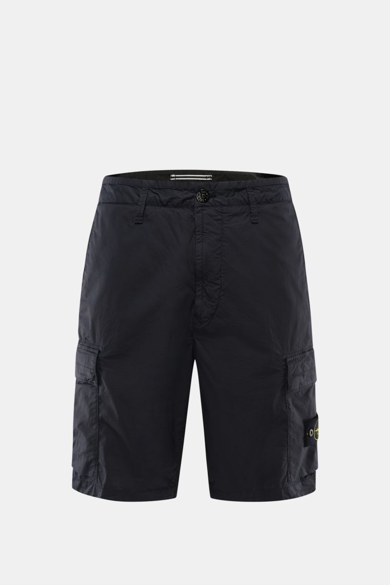 Stone Island Cargo-Shorts navy, frontale Ansicht, aus leicht elastischer Baumwolle mit Cargotaschen, Reißverschluss, Bundknopf und Kompass-Badge.