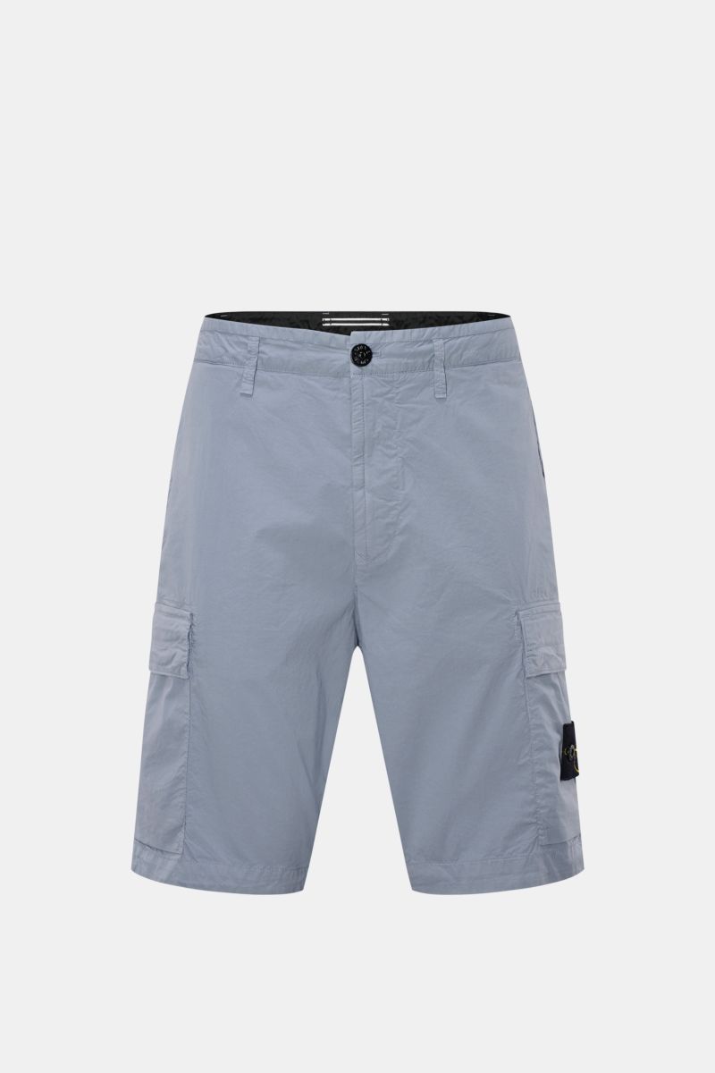 Stone Island Cargo-Shorts rauchblau im Frontanschnitt, aus leicht elastischer Baumwolle, mit Cargo-Taschen, Kompass-Badge und Regular Fit.
