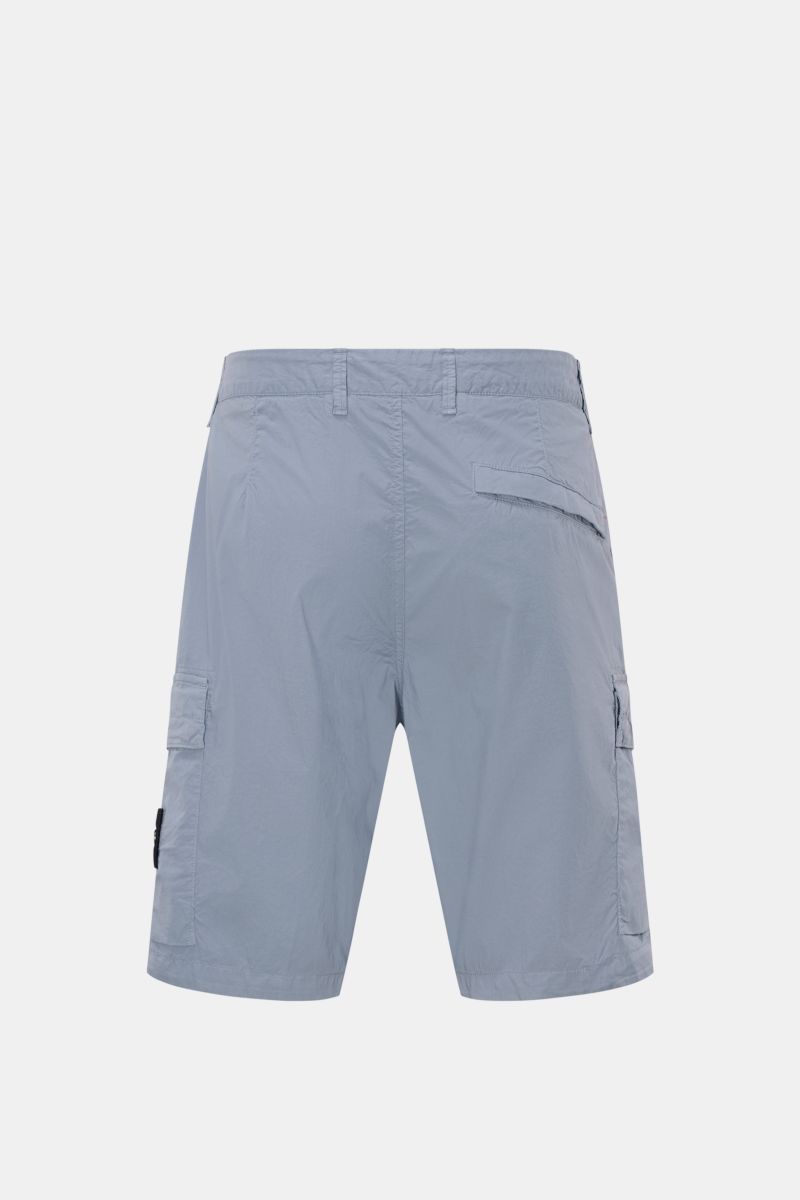 Stone Island Cargo-Shorts rauchblau, Rückansicht, leicht elastische Baumwolle, Regular Fit, Cargotaschen mit Druckknöpfen, Kompass-Badge seitlich.