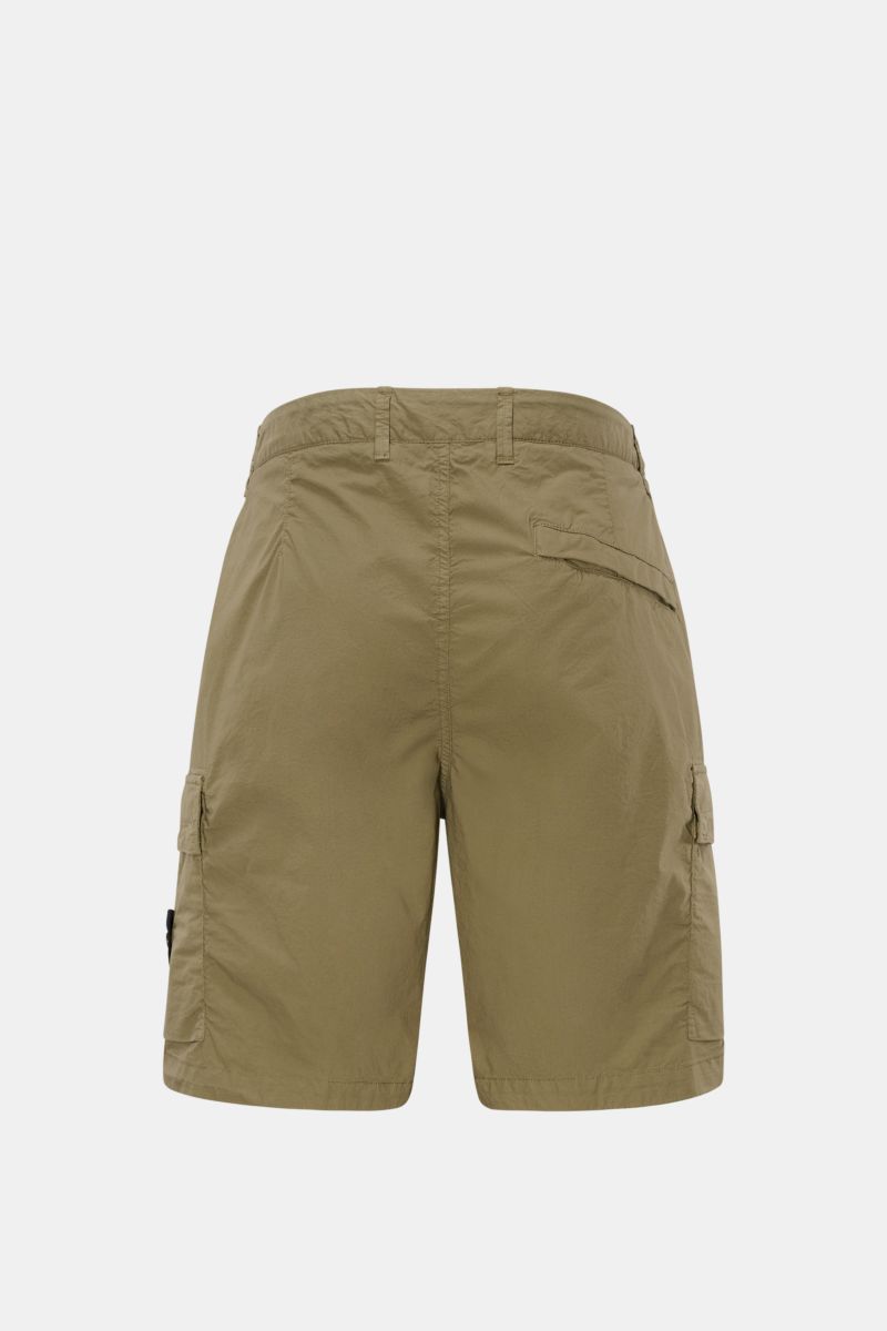 Stone Island Cargo-Shorts oliv, Rückansicht, leicht elastische Baumwolle, Regular Fit, Cargotaschen mit Druckknöpfen, Kompass-Badge.
