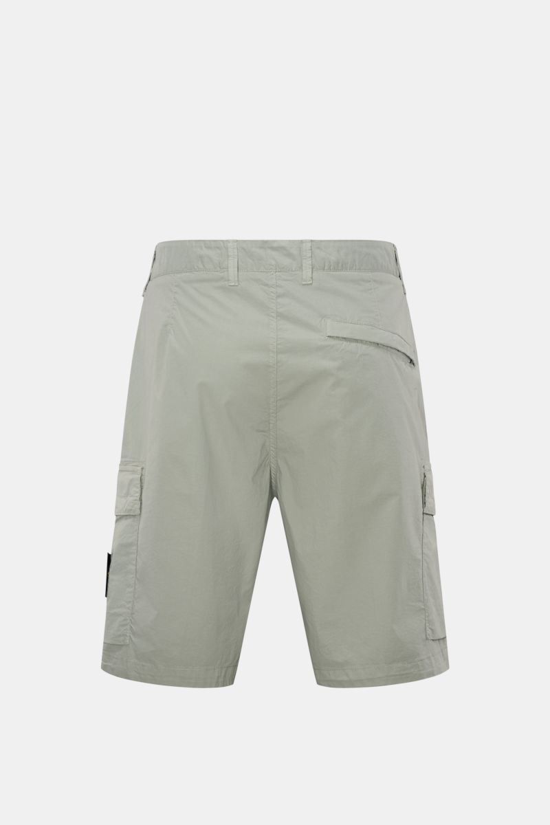Stone Island Cargo-Shorts salbei, Rückansicht, aus leicht elastischer Baumwolle mit Cargotaschen, Bundknopf, Reißverschluss, Kompass-Badge.