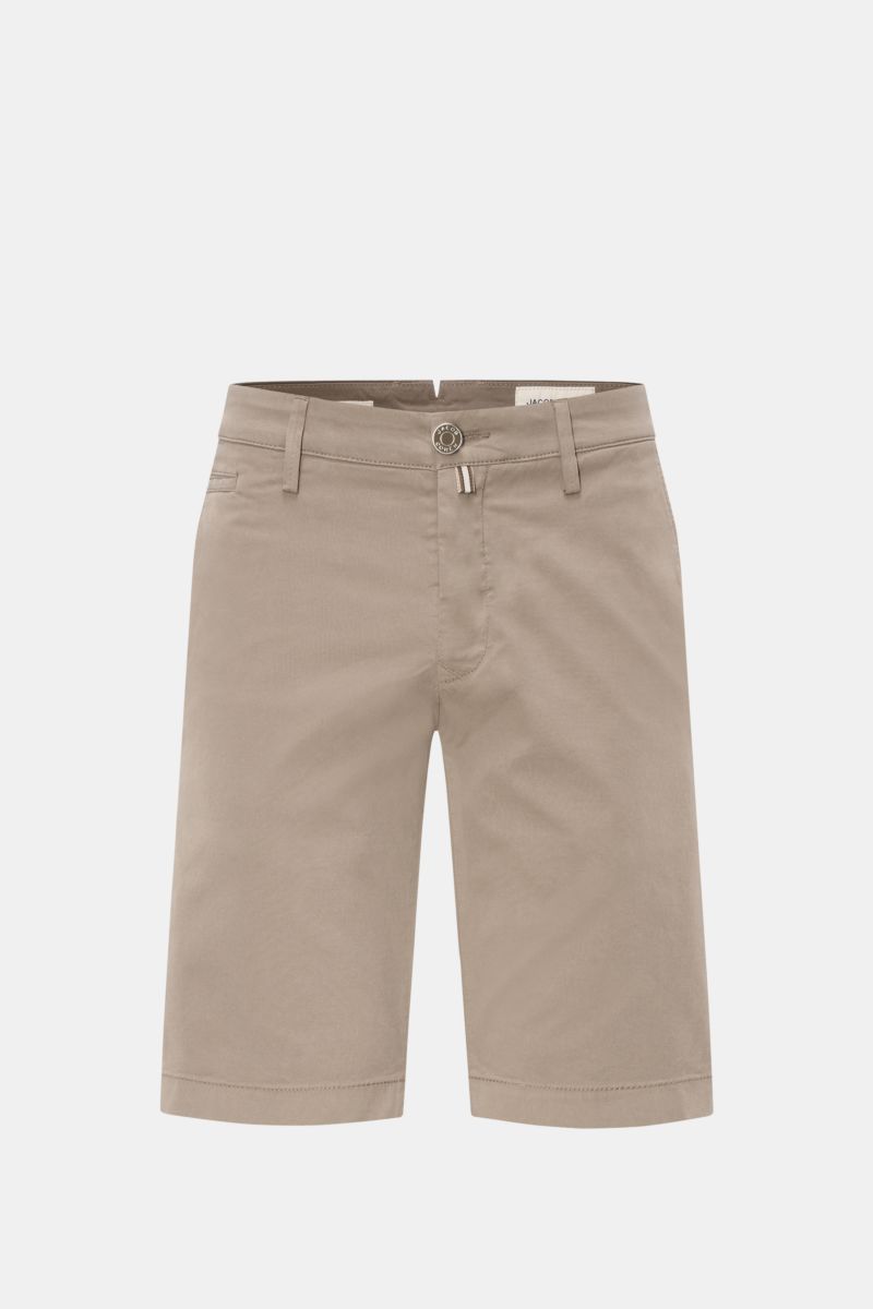 Jacob Cohen Bermudas 'Bob' graubraun, Slim Fit, aus elastischer Baumwolle mit Button Fly, französischen Taschen, Leather Patch, frontale Ansicht.