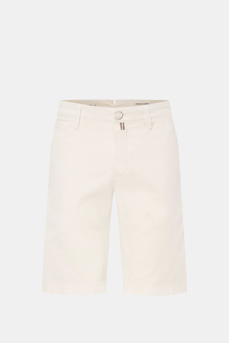 Jacob Cohen Bermudas 'Bob' creme, frontale Nahaufnahme, Slim Fit, elastische Baumwolle, Button Fly, French Pockets, Leather Patch, garment dyed.
