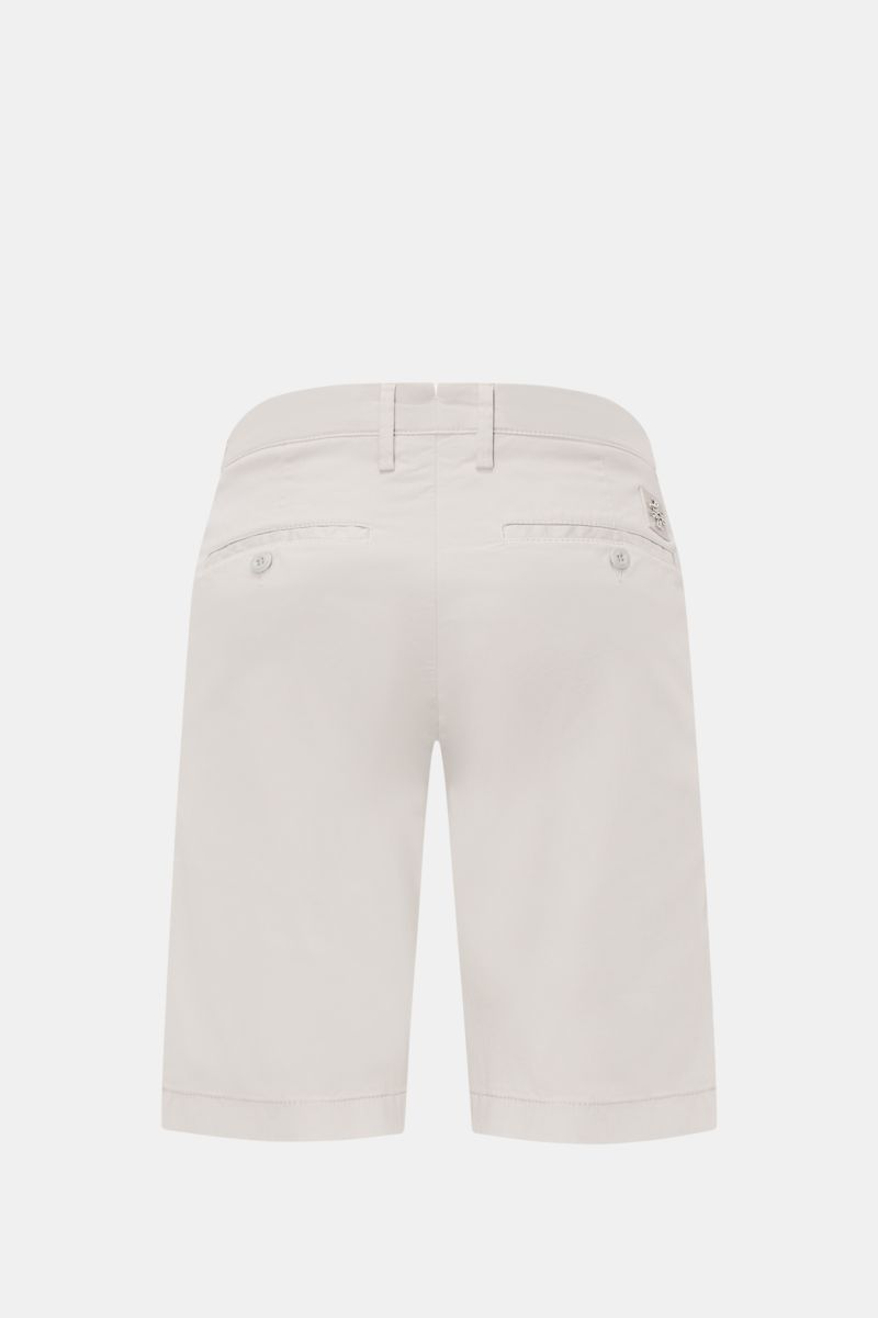 Jacob Cohen Bermudas 'Bob' hellgrau, Rückansicht, Slim Fit, elastische Baumwolle, Button Fly, niedrige Bundhöhe, Leather Patch, französische Taschen.