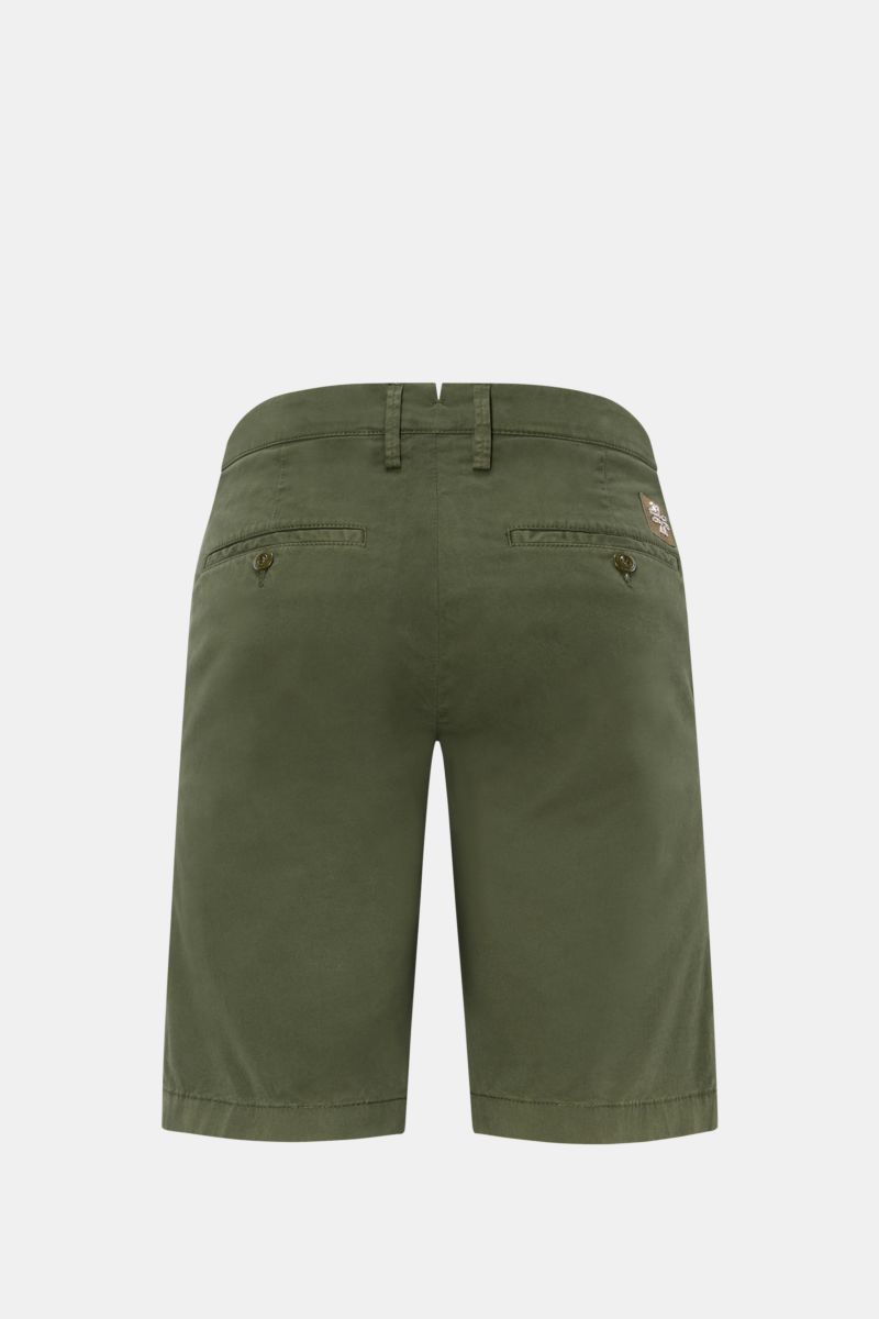 Jacob Cohen Bermudas 'Bob' grün, slim Fit, garment dyed, elastische Baumwolle, Rückansicht mit Gesäßtaschen, Knöpfen und Leather Patch.