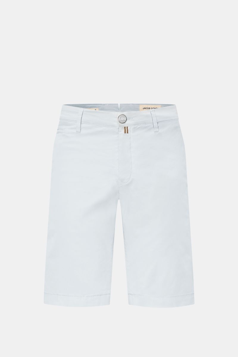 Jacob Cohen Bermudas 'Bob' pastellblau, frontal fotografiert, Slim Fit, garment dyed, elastische Baumwolle, Button Fly, französische Taschen, Leather Patch.