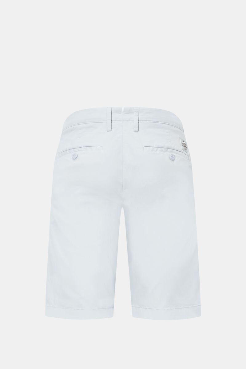 Jacob Cohen Bermudas 'Bob' pastellblau, slim Fit, elastische Baumwolle, gesäumt mit Knopf-Gesäßtaschen, photographed von hinten, garment dyed, niedrige Bundhöhe.