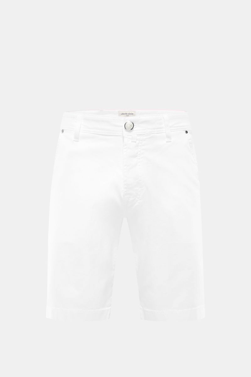 Jacob Cohen Bermudas 'Lou' weiß aus Baumwolle-Lyocell-Mix, Regular Fit, Button Fly, französische Taschen, frontal fotografiert.