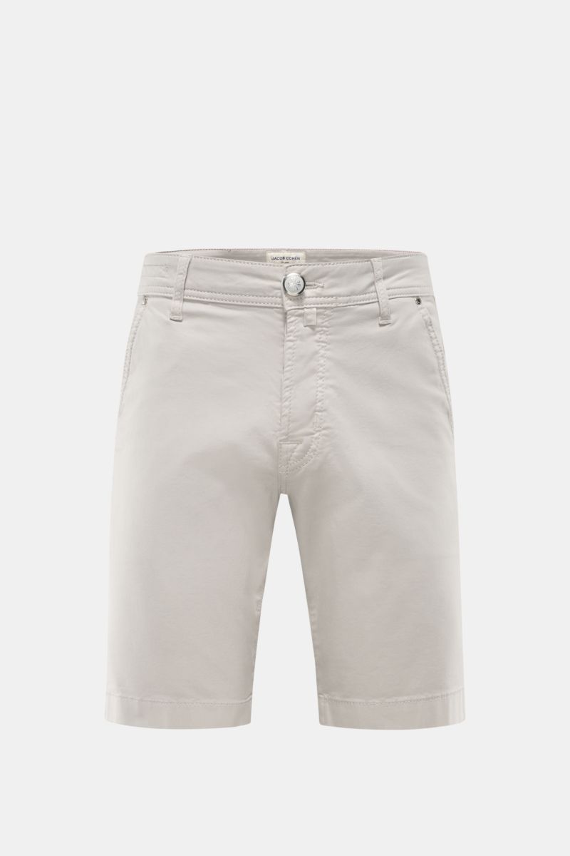 Jacob Cohen Bermudas 'Lou' hellgrau, frontale Nahaufnahme, Regular Fit, Baumwolle-Lyocell-Mix, Button Fly, französische Taschen, weicher Griff.