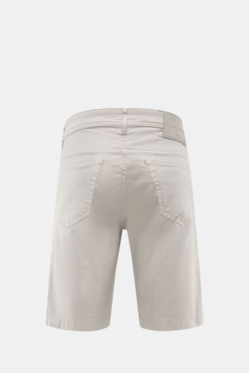 Jacob Cohen Bermudas 'Lou' hellgrau, Rückansicht, leichte Baumwolle-Lyocell-Mix, Regular Fit, Button Fly, französische Taschen, Leather Patch.