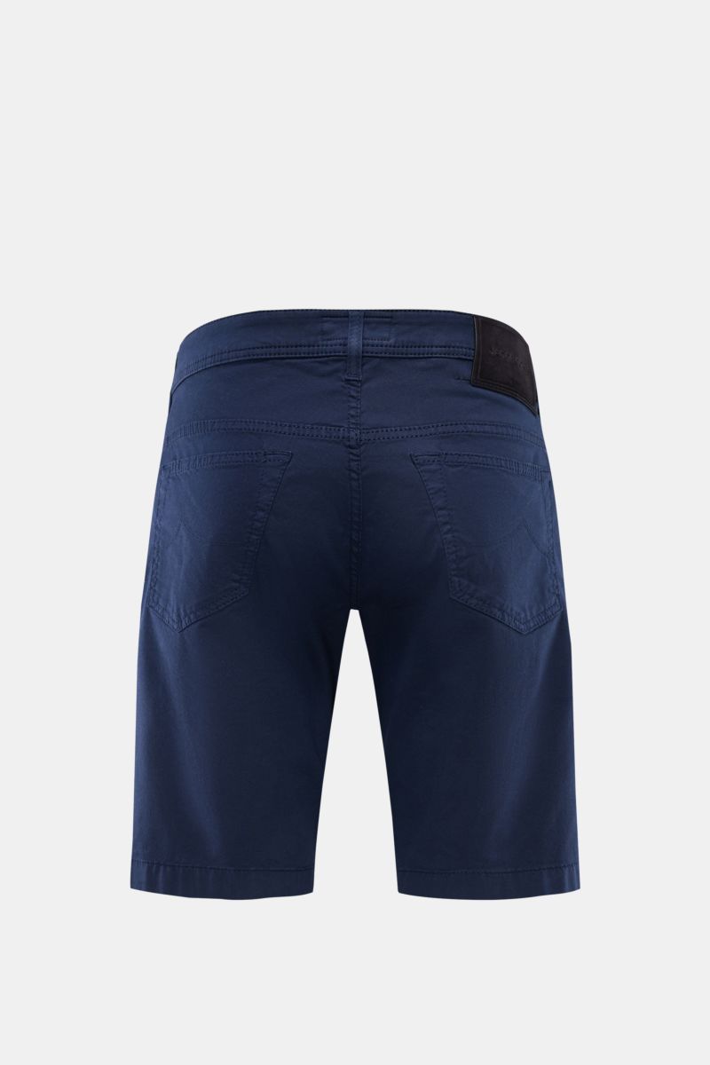Rear view of navy Jacob Cohen Bermudas 'Lou' showing patch back pockets and leather patch on waistband.

Summer as it should be: The 'Lou' bermudas by JACOB COHEN combine the distinctive style of the Italian denim label with the brand's signature high-