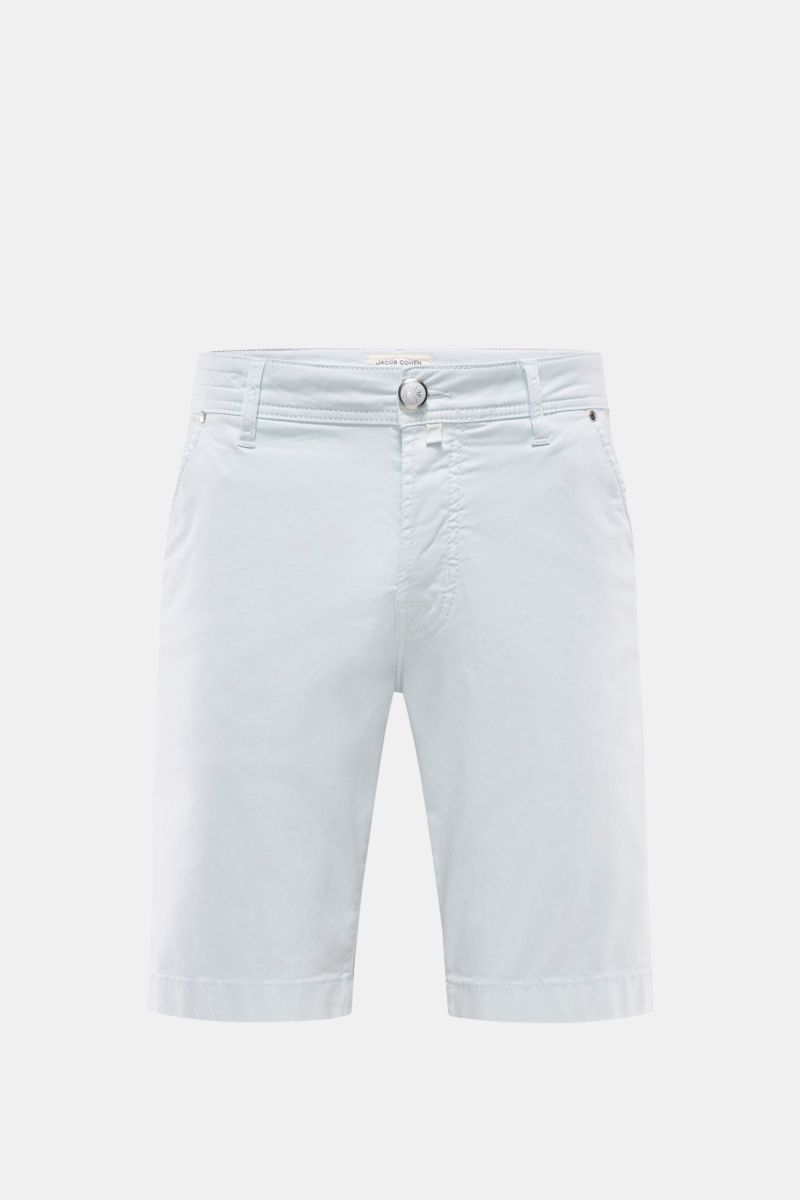 Front view of Jacob Cohen Bermudas 'Lou' pastel blue, lightweight cotton and lyocell blend, regular fit with button fly and pockets.

Summer as it should be: The 'Lou' bermudas by JACOB COHEN combine the distinctive style of the Italian denim label wit