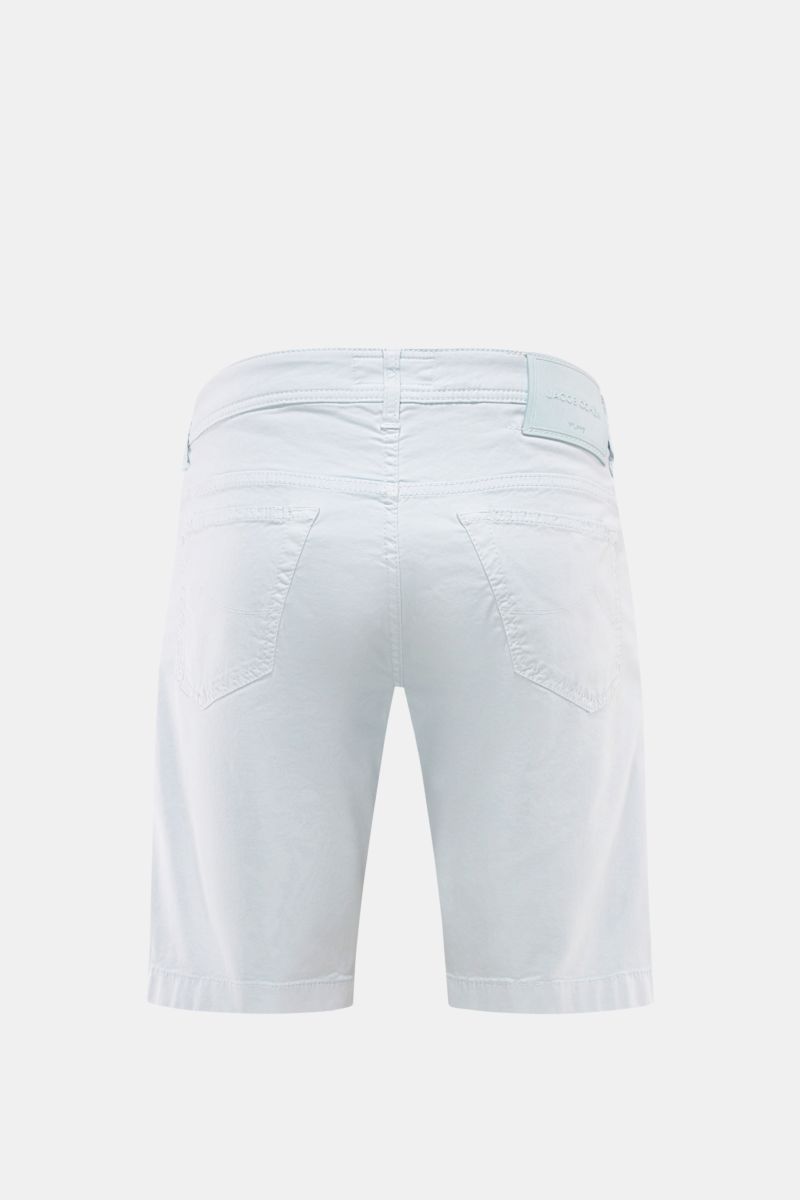 Rear view of Jacob Cohen Bermudas 'Lou' pastel blue showing patch back pockets and leather patch on waistband, regular fit shorts.

Description: Summer as it should be: The 'Lou' bermudas by JACOB COHEN combine the distinctive style of the Italian deni