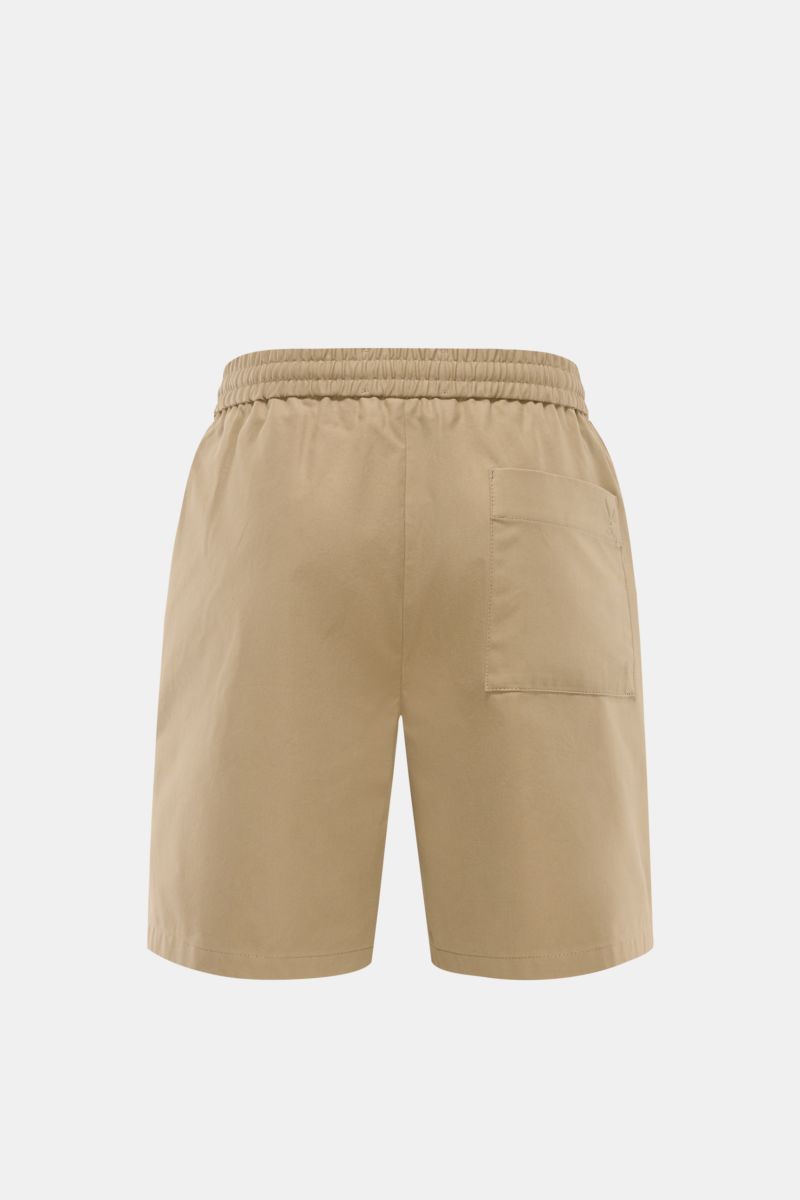 Rückansicht der taupefarbenen Ami Paris Shorts aus Baumwoll-Twill mit elastischem Bund, Gesäßtasche und Logo-Stitching.