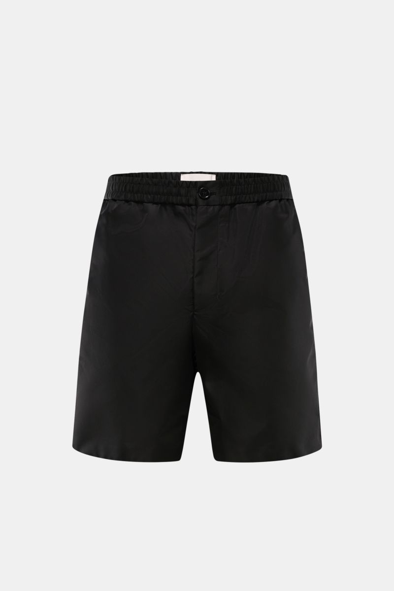 Ami Paris Shorts schwarz aus Popeline-Nylon, Regular Fit, elastischer Bund, Reißverschluss, französische Taschen, glatter Griff, frontal fotografiert.