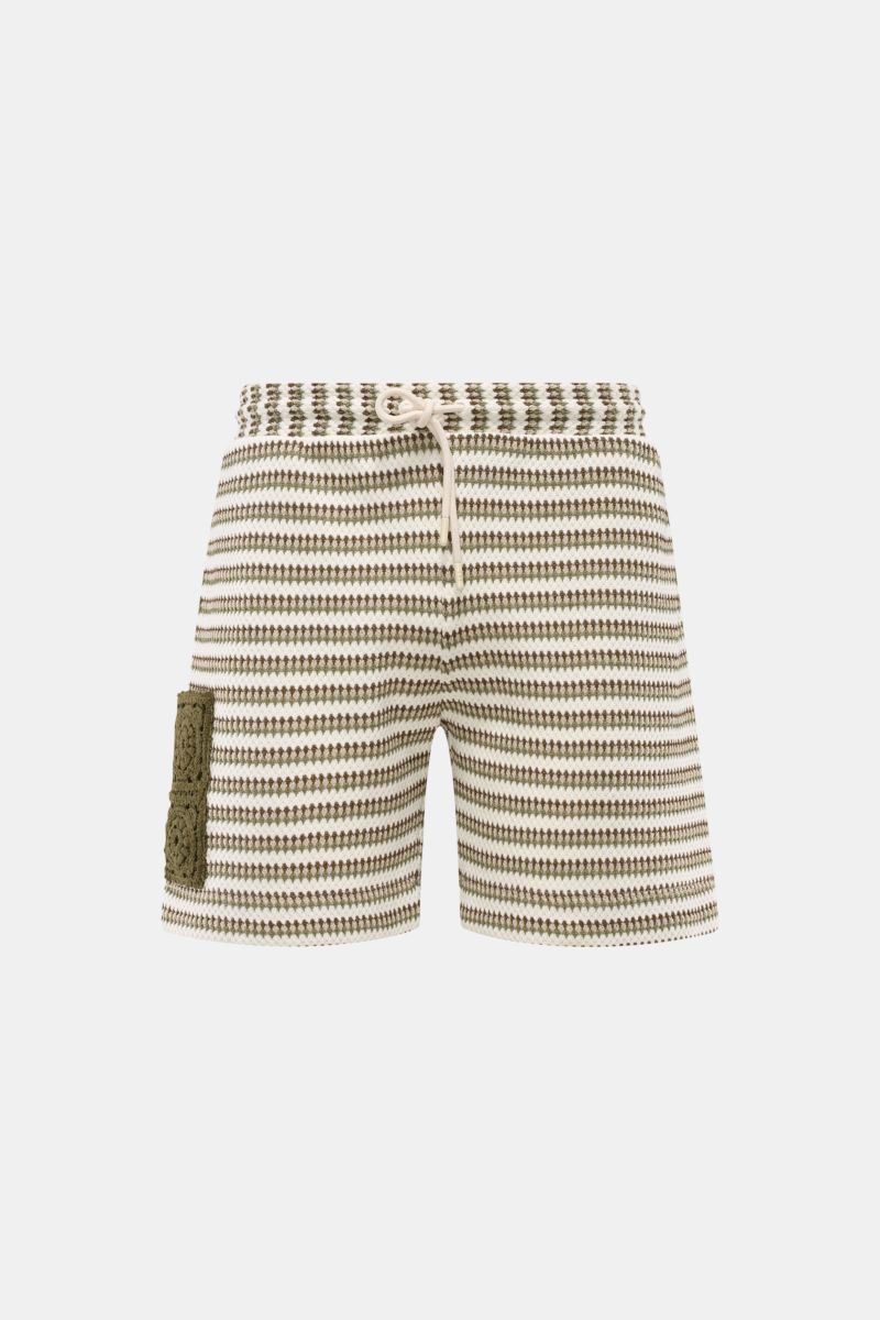 Ché Shorts 'Mathias' creme/salbei/dark olive gestreift, frontale Nahaufnahme, Strick-Shorts mit Häkel-Tasche, Tunnelzugbund, Regular Fit.
