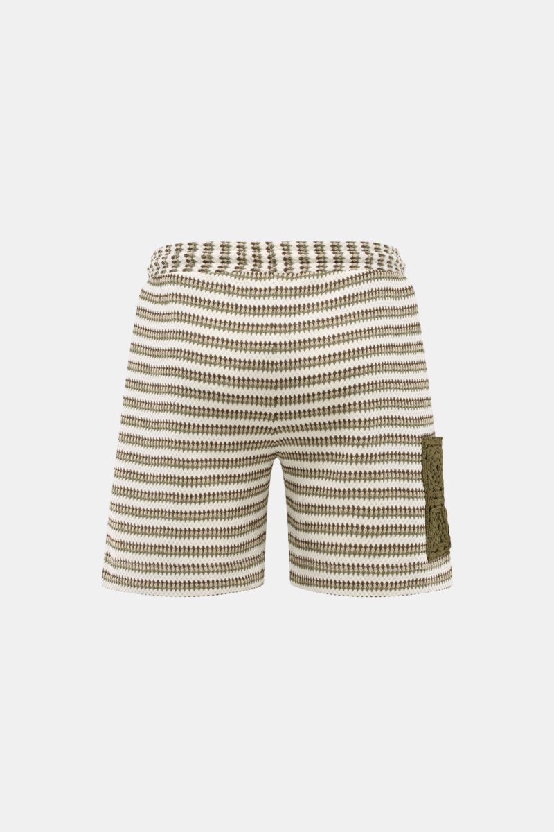 Ché Shorts 'Mathias' creme/salbei/dark olive gestreift, frontale Nahaufnahme, gestrickte Shorts mit regulierbarem Bund, Häkel-Tasche, Baumwoll-Mix.