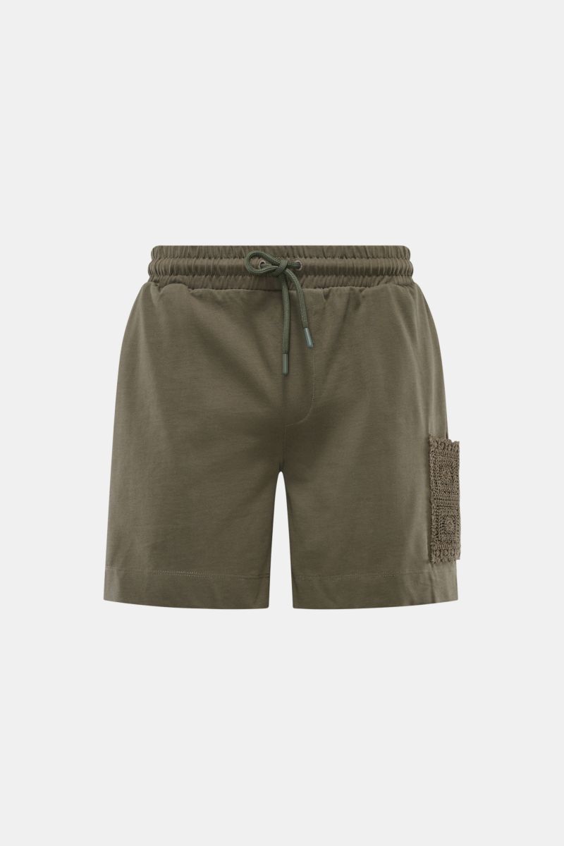 Frontale Nahaufnahme der Ché Sweat-Shorts 'Inigo' dark olive mit regulierbarem Bund, seitlichen Taschen und aufgesetzter Häkel-Tasche, reine Baumwolle, Regular Fit.