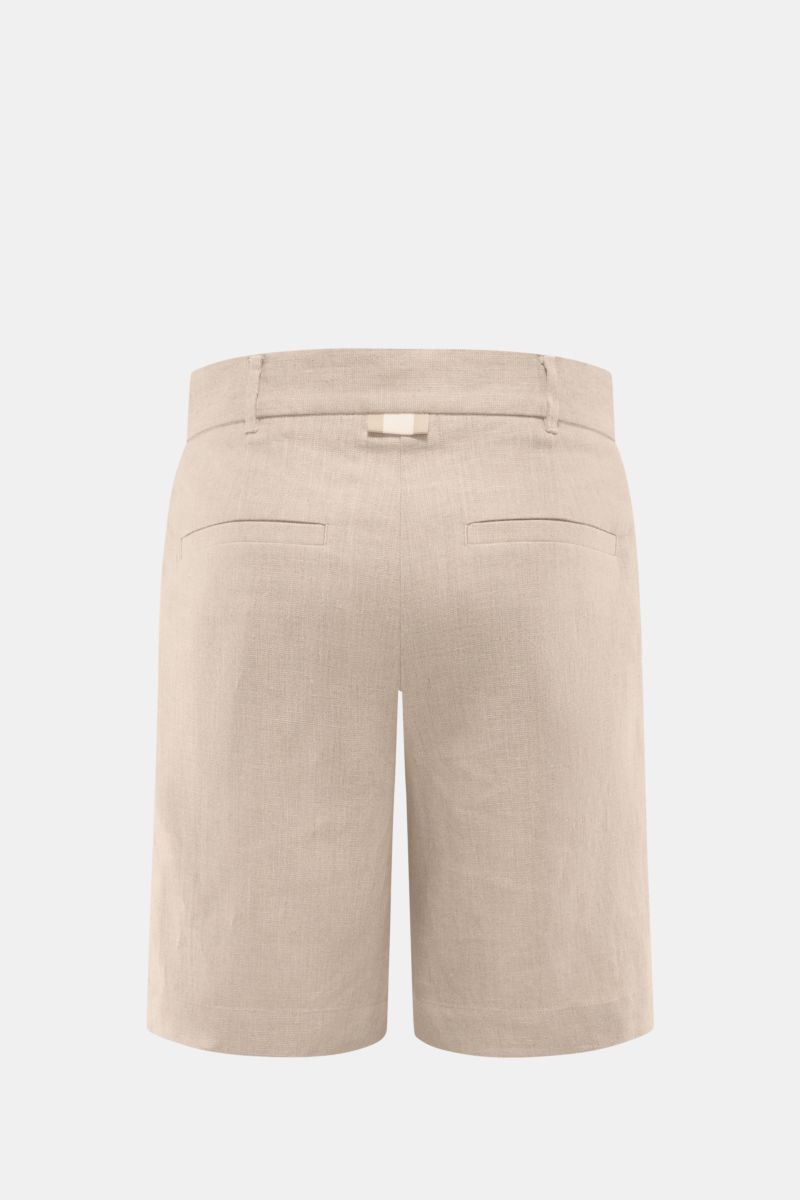 Rückansicht der Ché Leinenshorts 'Nevis' beige aus reinem Leinen mit Regular Fit, französischen und Leistentaschen, Reißverschluss, Bundknopf und Grosgrain-Detail.