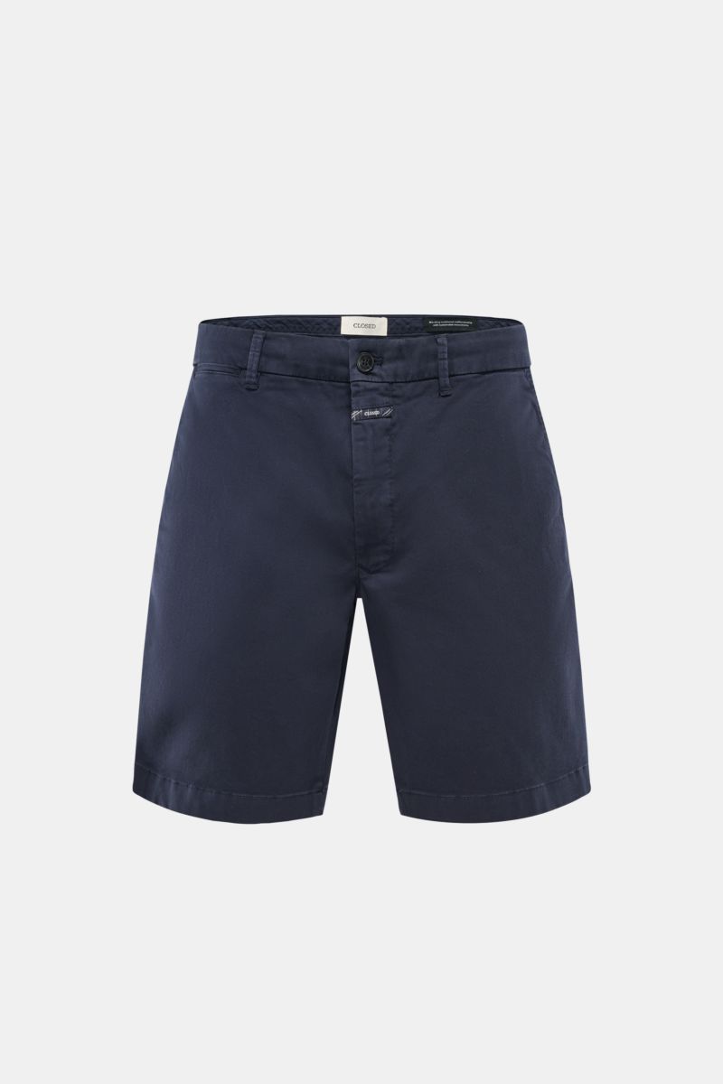 Frontansicht der Closed Shorts navy aus leicht elastischem Baumwoll-Twill, Regular Fit mit Tunnelzug, Reißverschluss, Bundknopf, französischen Taschen und paspelierten Gesäßtaschen.
