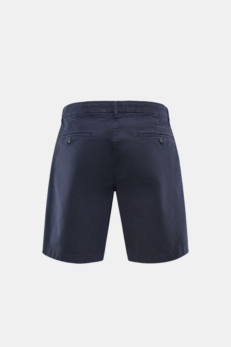 Closed Shorts navy aus leicht elastischem Baumwoll-Twill, Regular Fit, Rückansicht mit paspelierten Gesäßtaschen, Knopf, Tunnelzug und CLOSED-Weblabel.