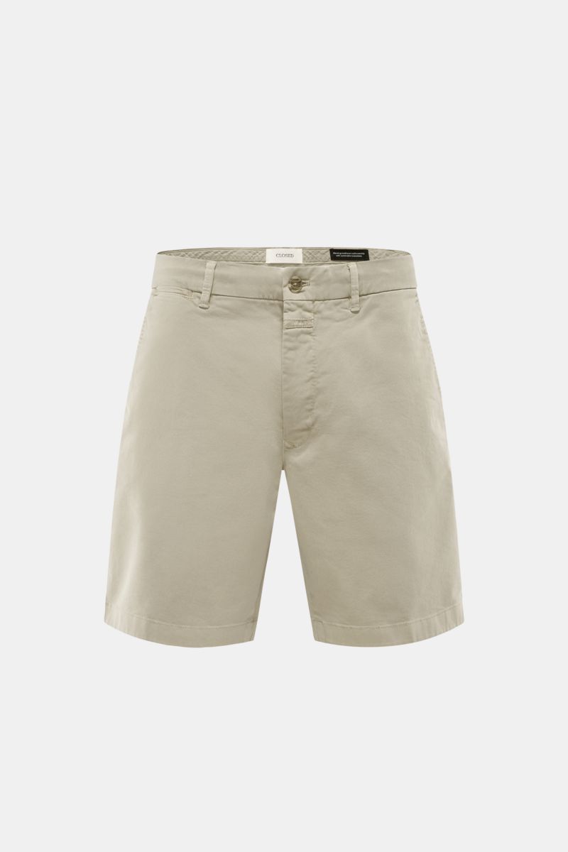 Vorderansicht der Closed Shorts taupe aus leicht elastischem Baumwoll-Twill, Regular Fit mit Reißverschluss, Bundknopf und französischen Taschen.