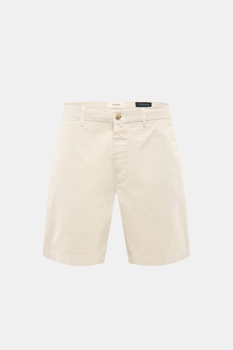 Closed Shorts sand aus leicht elastischem Baumwoll-Twill, Regular Fit, von vorne fotografiert mit Reißverschluss, Bundknopf, Tunnelzug und französischen Taschen.