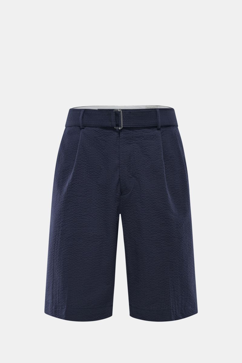 Officine Générale Seersucker-Shorts 'Georges' navy, frontal, Regular Fit, reine Baumwolle, doppelte Bundfalte, Gürtel, Button Fly, französische Taschen.