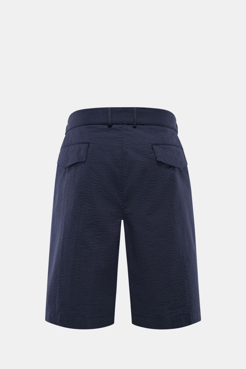 Officine Générale Seersucker-Shorts 'Georges' navy, Rückansicht, leichte Baumwolle, doppelte Bundfalte, Gesäßtaschen mit Patte, Regular Fit.