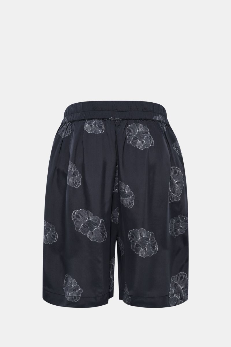 Officine Générale Shorts 'Fynn' schwarz/weiß gemustert, leichte Viskose, elastischer Bund, Regular Fit, von hinten fotografiert.
