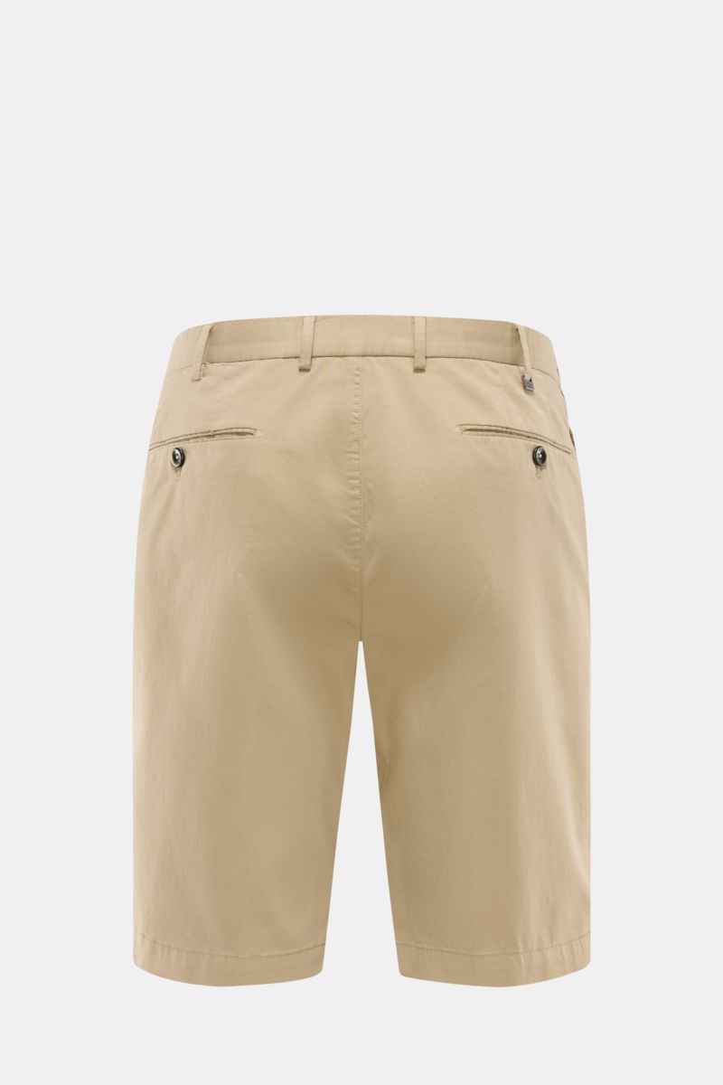 Rear view of PT Torino Bermudas sand shorts in smooth, slightly elasticated cotton with high waist, back button pockets, belt loops.

Typically stylish: These shorts in soft cotton by PT TORINO are the best choice for elegant summer looks.

