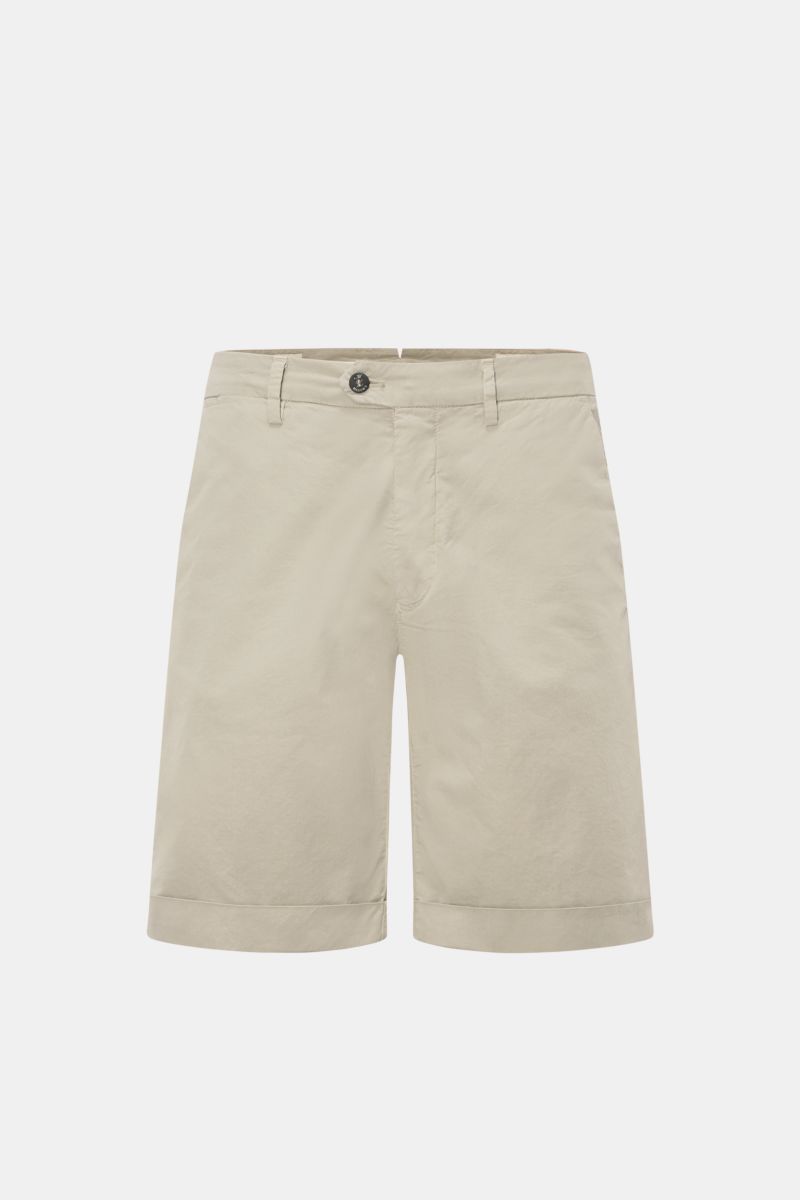 Mason's Shorts 'Torino' beige, frontal fotografiert, aus elastischer Baumwolle mit Reißverschluss, Bundknopf, Taschen und fixiertem Saumaufschlag.