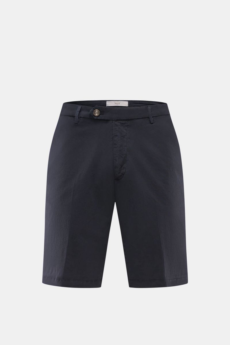 Front view of Briglia 1949 Shorts 'Garda' navy, twill elasticated cotton, soft feel, regular fit, zip and button, French and back pockets.

Summer essential: With their elasticated cotton, the shorts 'Garda' by BRIGLIA 1949 are a stylish key piece for rel