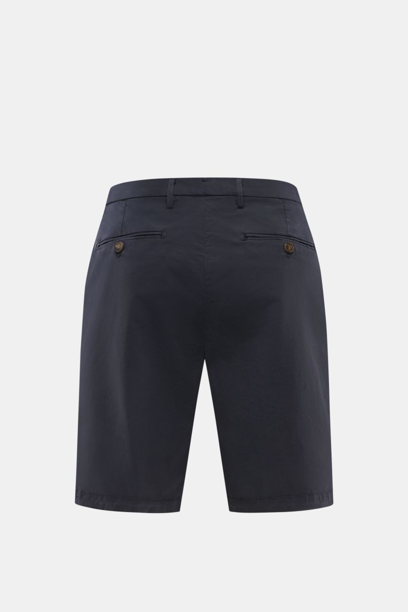 Rear view of Briglia 1949 Shorts 'Garda' navy, made of elasticated cotton twill, showing back pockets with buttons and belt loops.

Summer essential: With their elasticated cotton, the shorts 'Garda' by BRIGLIA 1949 are a stylish key piece for relaxed 