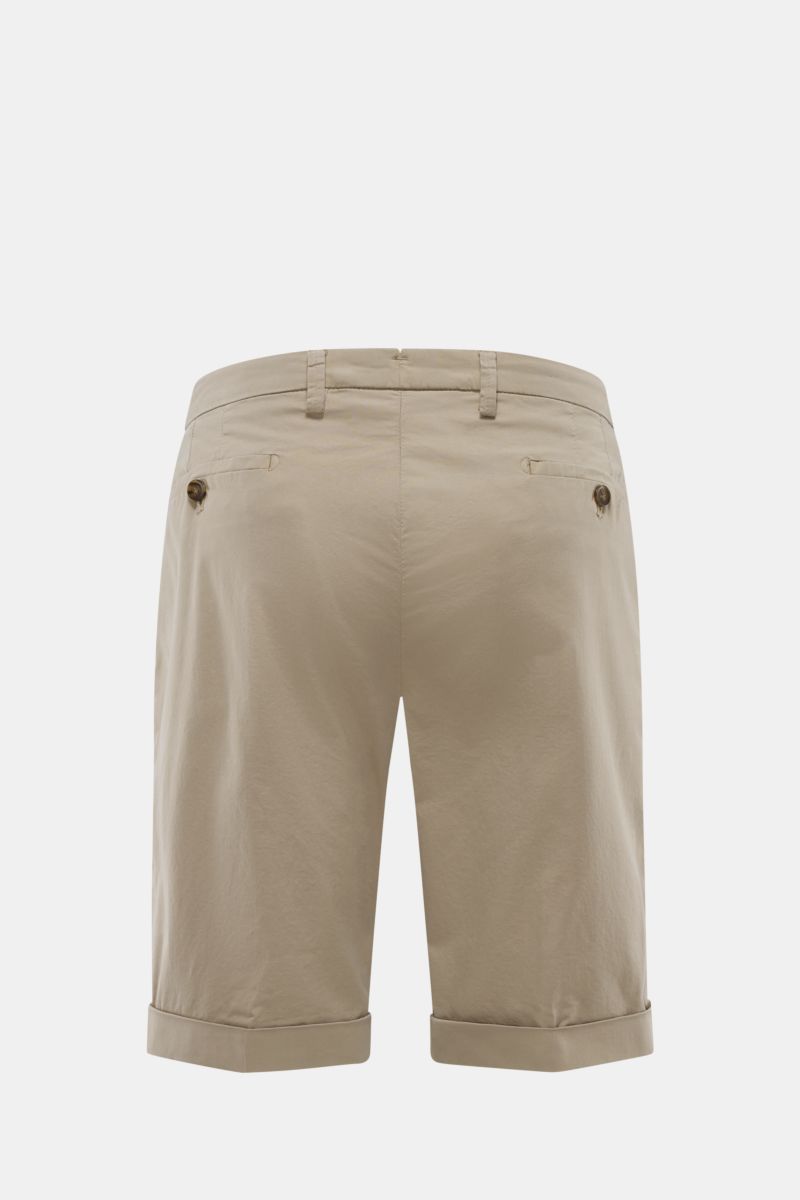 Briglia 1949 Bermudas taupe Rückansicht mit Slim Fit, elastischer Baumwolle, französischen Taschen, Knopf-Gesäßtaschen und fixiertem Saumaufschlag.