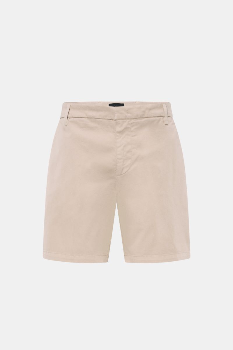Dondup Shorts 'Manheim' sand, frontale Ansicht, elastische Baumwolle, Regular Fit, hohe Leibhöhe, Reißverschluss, französische Taschen, Metall-Initial.
