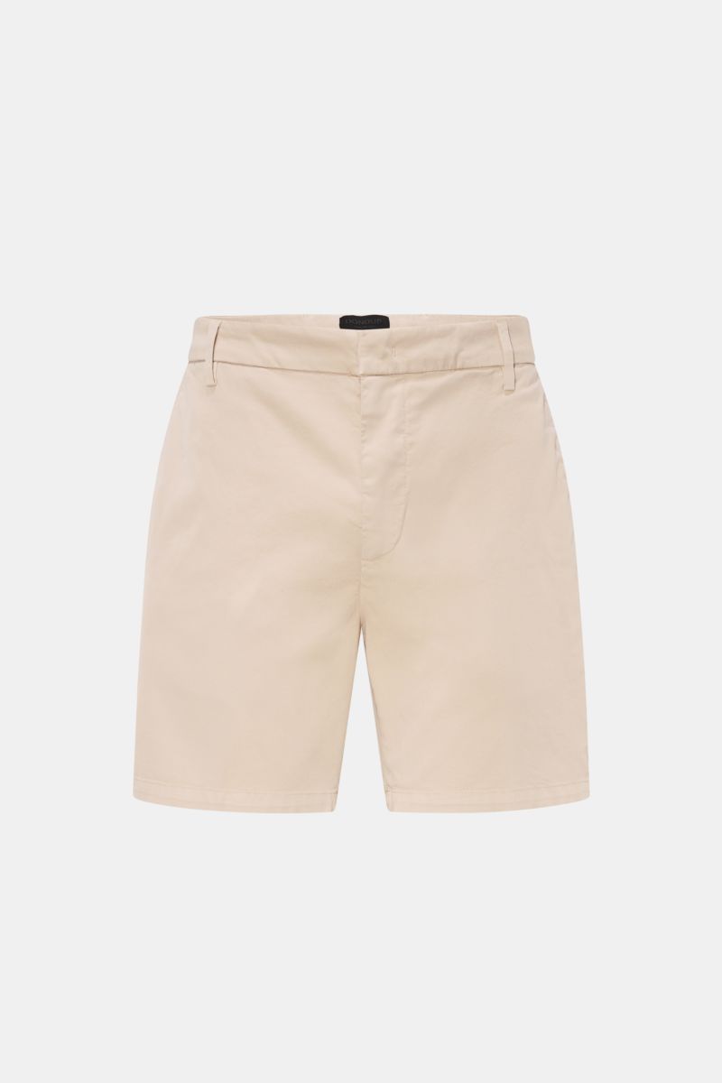 Dondup Shorts 'Manheim' beige in Frontansicht, aus elastischer Baumwolle mit hohem Bund, Reißverschluss, Taschen und Metall-Initial.