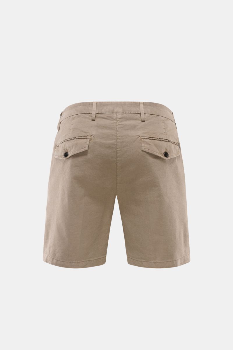 Rear view of Dondup Shorts 'Manheim' taupe in a regular fit with back flap pockets, made from a soft linen and lyocell blend. Enjoy carefree days in the warm weather – the 'Manheim' shorts by DONDUP are the perfect choice for summer outfits. Made from a s