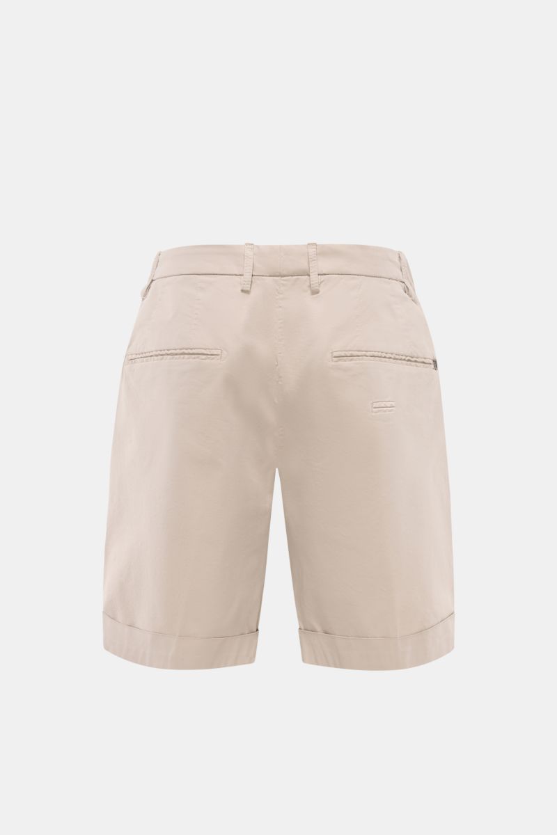 Dondup Shorts 'Ethan' sand, Rückansicht, aus leicht elastischer Baumwolle mit weichem Griff, Regular Fit, fixierter Saumaufschlag, Bundfalte, paspelierte Gesäßtaschen.