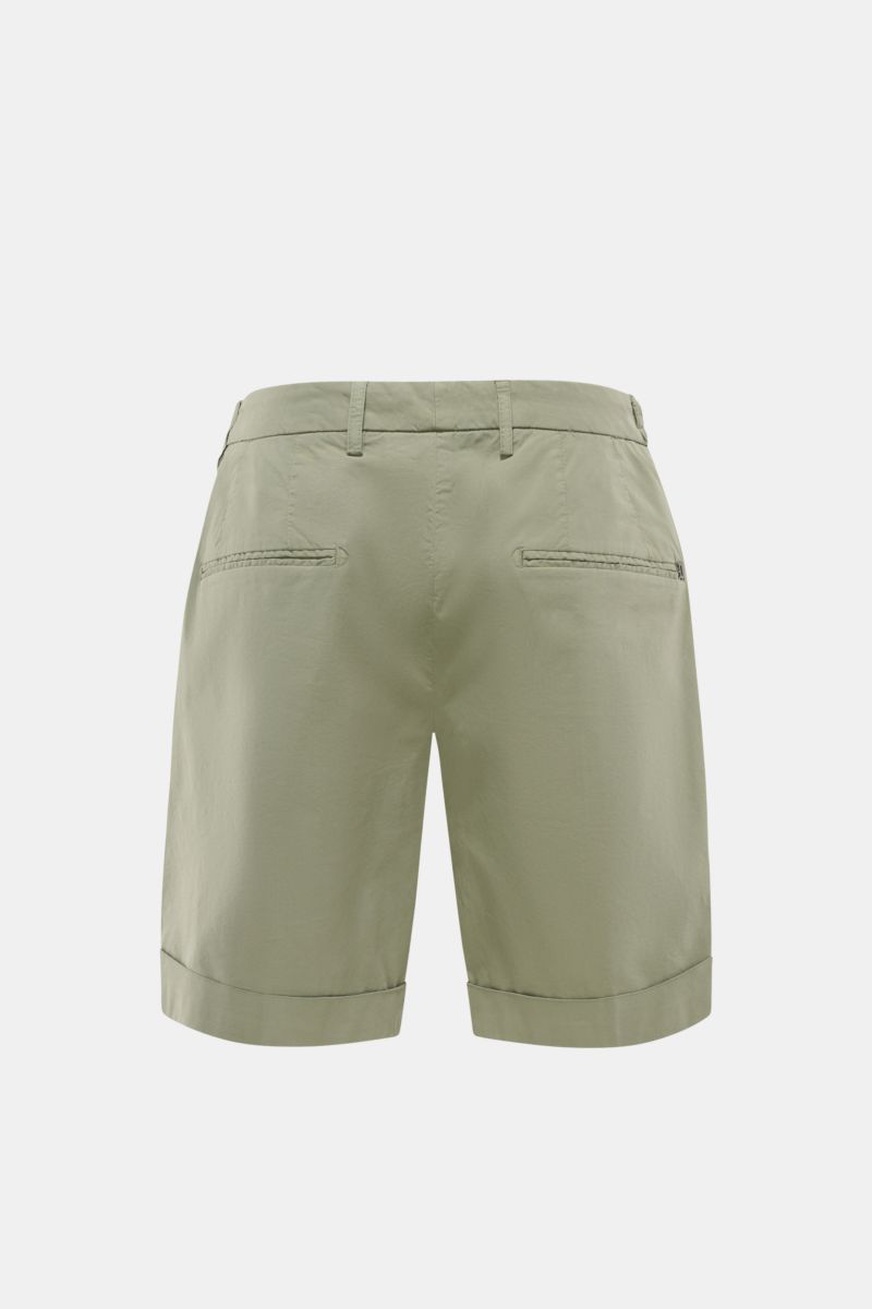 Dondup Shorts 'Ethan' graugrün, Rückansicht mit paspelierten Gesäßtaschen, fixiertem Saumaufschlag, Bundfalte, aus leicht elastischer Baumwolle.