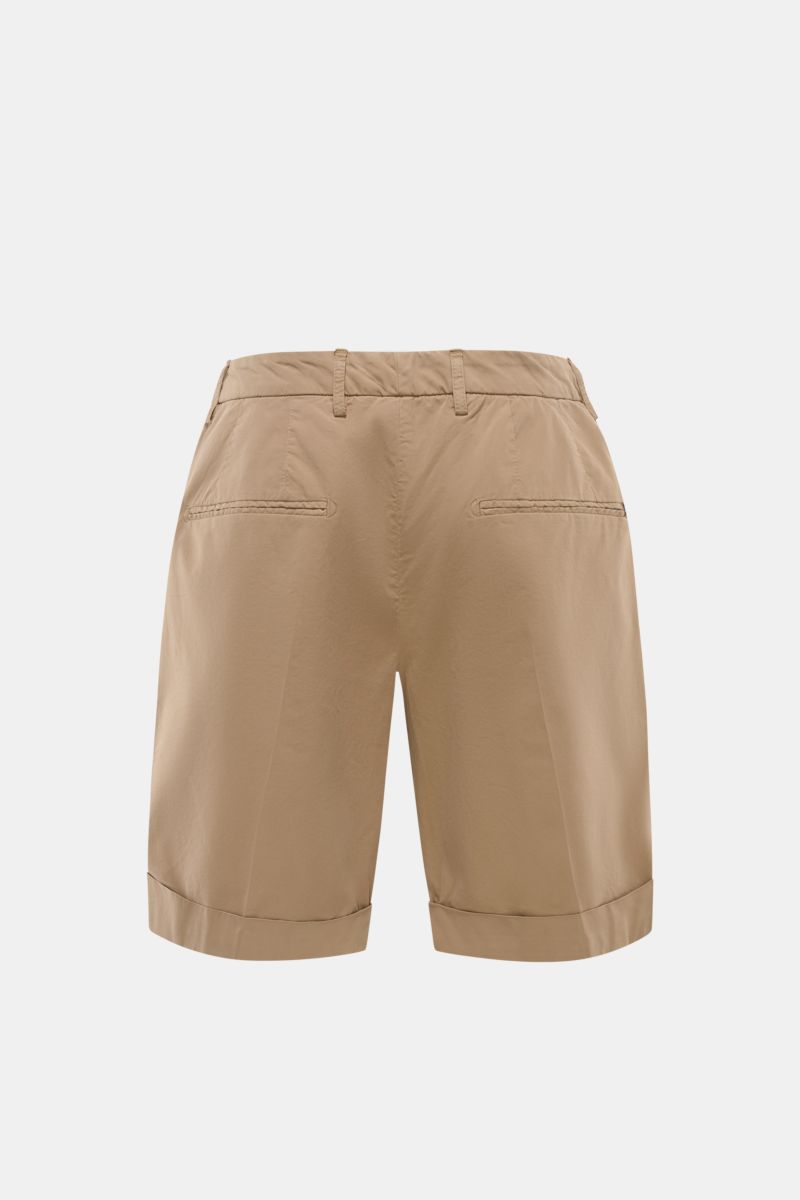 Dondup Shorts 'Ethan' beige, Rückansicht mit paspelierten Gesäßtaschen, fixiertem Saumaufschlag, leichter Baumwolle und weichem Griff.