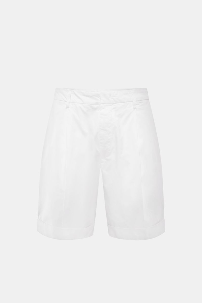 Dondup Shorts 'Ethan' weiß, frontale Nahaufnahme, Regular Fit aus leicht elastischer Baumwolle mit Bundfalte, Saumaufschlag, französischen Taschen.