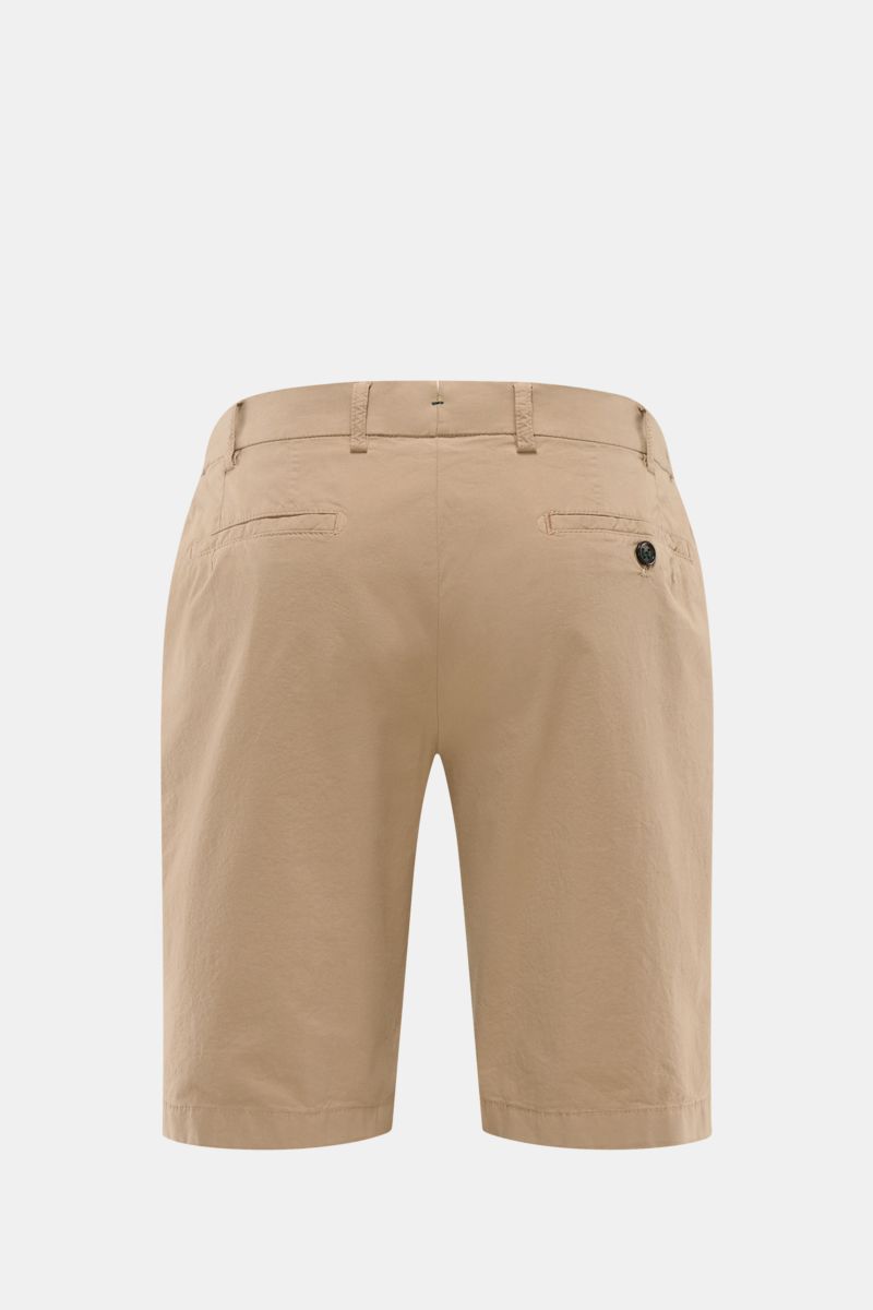 Rear view of Berwich Bermudas 'Elax' taupe in elasticated cotton with French pockets, back button pockets, zip, and waist button.

Description: With the model 'Elax', BERWICH presents a pair of comfortable Bermudas in slightly stretchy cotton which is 