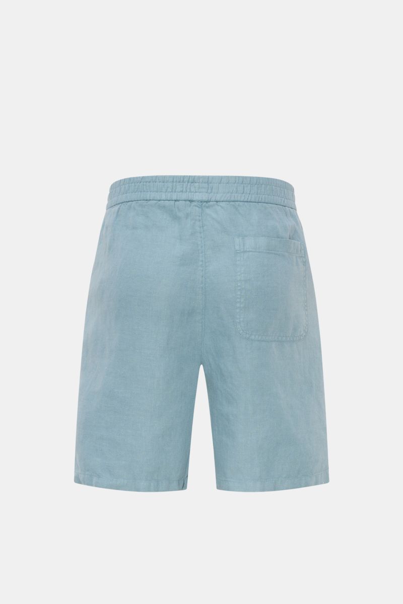 Rear view of 04651/ A trip in a bag Leinenshorts rauchblau, comfortable linen shorts with elastic waistband, garment dyed, French pockets, and back patch pocket. Mit diesem luftigen Modell präsentiert 04651/ A TRIP IN A BAG komfortable Shorts aus reine