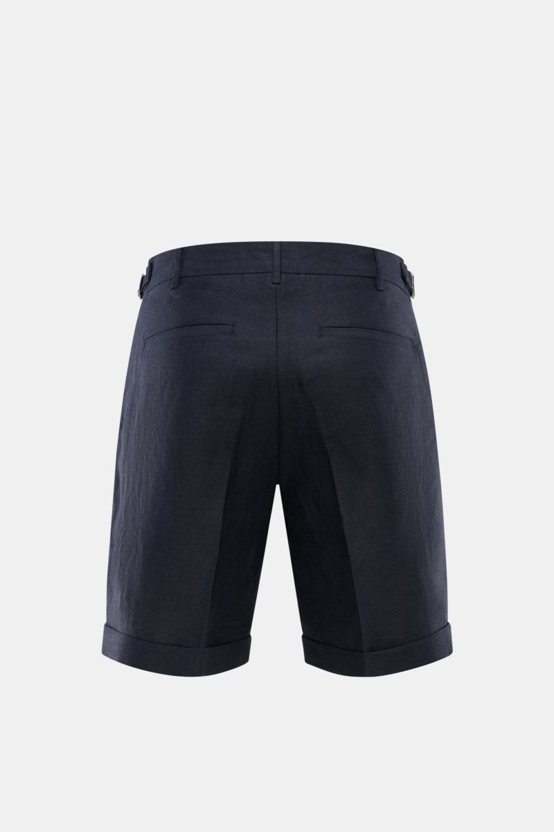 Rear view of 04651/ A trip in a bag Linen shorts navy in pure linen with hip pockets, side adjusters, and fixed hem turn-up, perfect for summer.

Perfect for warm days: These linen shorts by 04651/ A TRIP IN A BAG are the ideal summer essential – for t