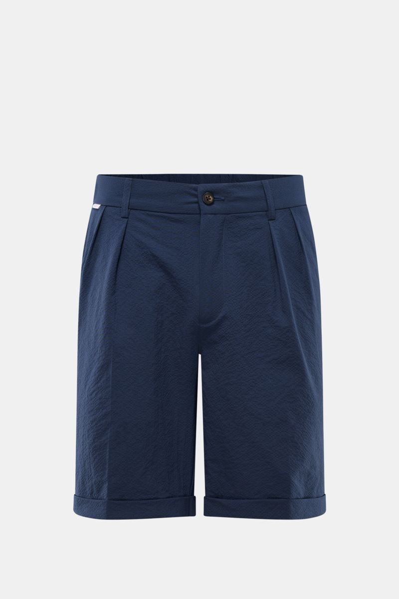 Frontansicht der navy 04651/ A trip in a bag Seersucker-Shorts aus strukturtypischem Microfaser-Seersucker mit Regular Fit, Bundfalte, Taschen und fixiertem Saumaufschlag.