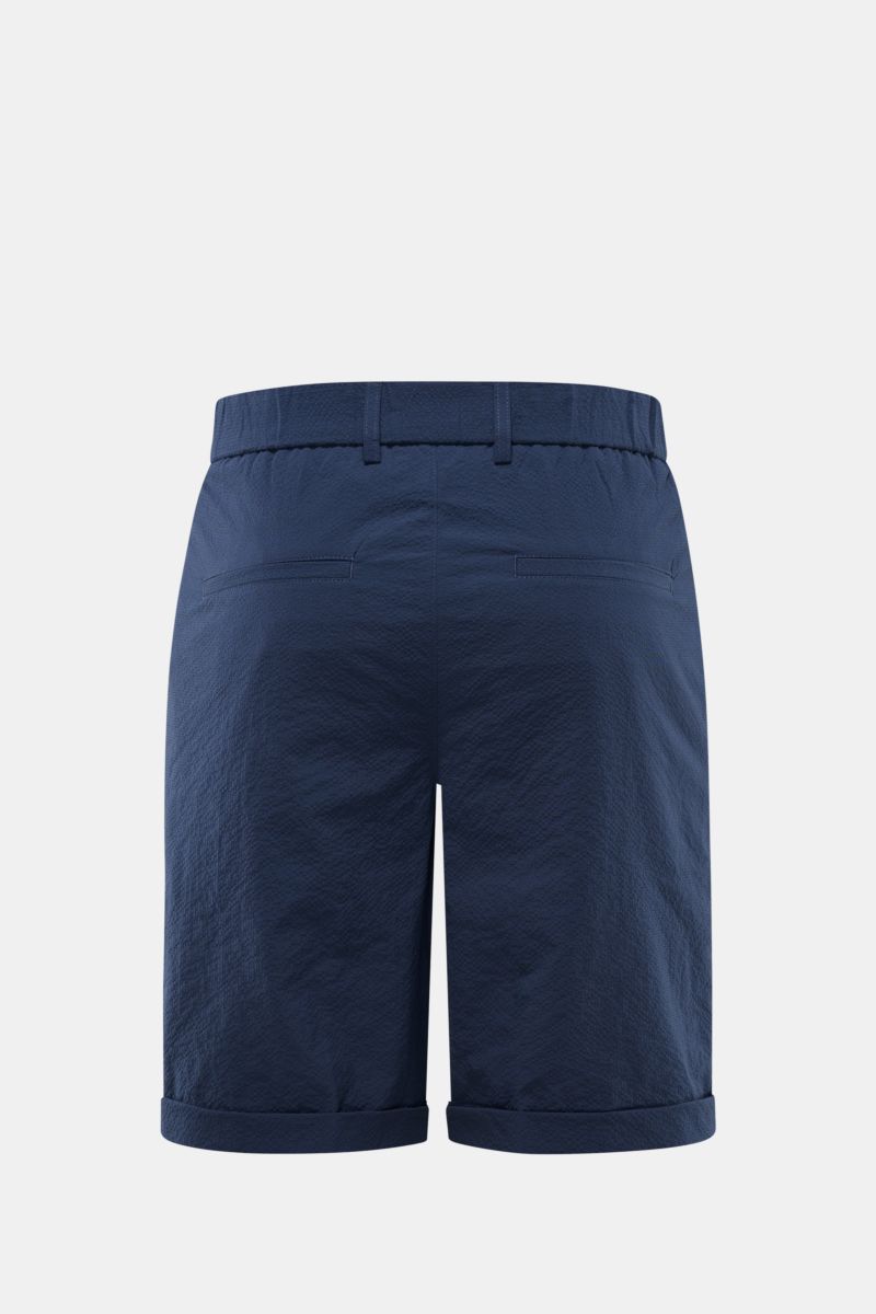 Rückansicht der navyfarbenen 04651/ A trip in a bag Seersucker-Shorts aus Microfaser mit Regular Fit, französischen Taschen, Bundfalte und Saumaufschlag.