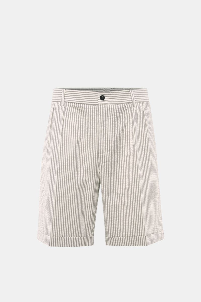 04651/ A trip in a bag Seersucker-Shorts taupe/offwhite gestreift, frontale Nahaufnahme, Regular Fit, Baumwolle, Bundfalte, Taschen, Saumaufschlag.