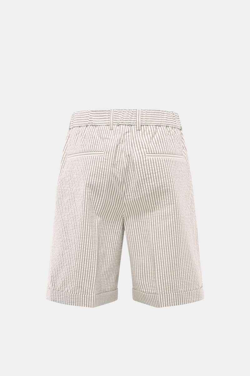 Rückansicht der 04651/ A trip in a bag Seersucker-Shorts taupe/offwhite gestreift aus Baumwolle im Regular Fit mit Bundfalte, Taschen, Saumaufschlag.